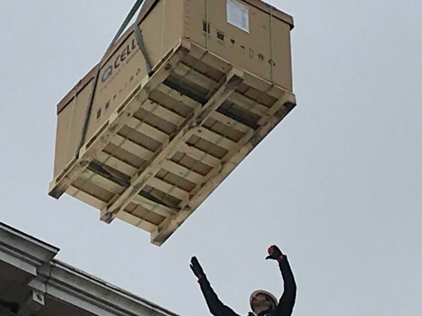 Lifting the modules to the roof with a crane